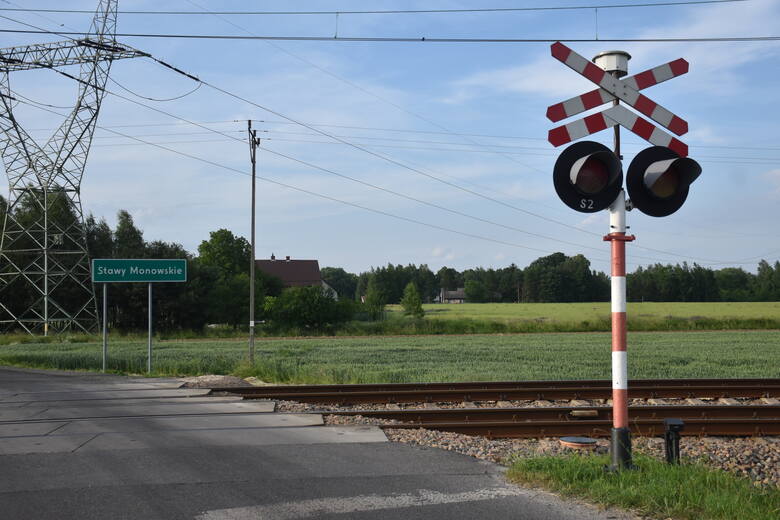 Jednym z punktów przeznaczonych do modernizacji jest przejazd kolejowy bez zapór w Stawach Monowskich, a położony wzdłuż linii kolejowej nr 94.