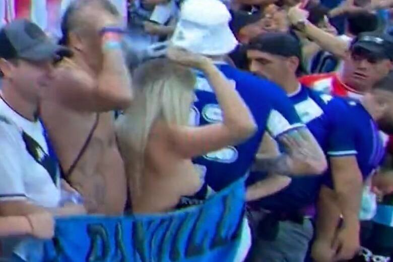 Argentyńska fanka odsłoniła piersi podczas świętowania zwycięstwa reprezentacji na mundialu 2022
