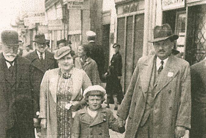 Spacer po drohobyckim rynku jesienią 1938 roku. Aleksander Jabłoński ze swymi rodzicami - Zofią i Władysławem oraz dziadkiem Ludwikiem Fritzem, który