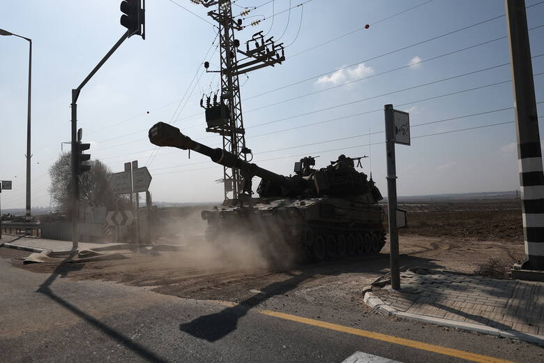 Izrael prowadzi natarcie na Strefę Gazy z kilku kierunków.