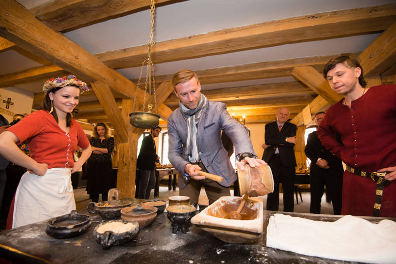Żywe Muzeum Piernika działa w sercu toruńskiej Starówki. Przy Rabiańskiej możemy zobaczyć eksponaty sprzed wieków.