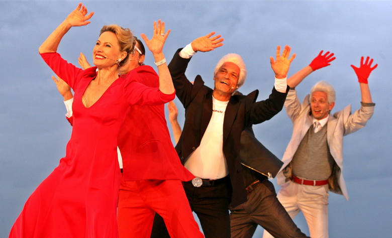 „Słodkie lata 20., 30...” (premiera 6 lipca 2012 roku) według scenariusza, w reżyserii i choreografii Jana Szurmieja, z kostiumami Sabiny Bicz. Na scenie zbudowano przedwojenną elegancką plażę, z budką ratownika i przebieralniami