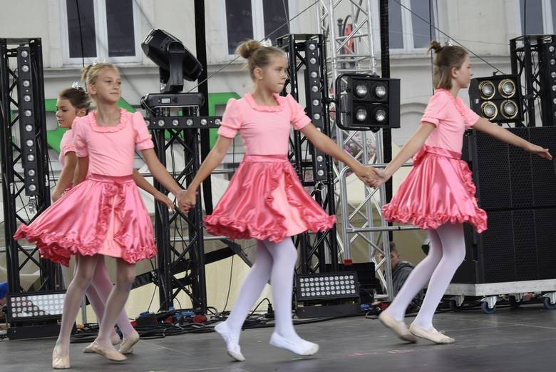 W niedzielę podczas Skierniewickiego Święta Kwiatów, Owoców i Warzyw przed liczną publicznością wystąpiło Studio Tańca Art Station. Koncert wykonywało kilka zespołów tej niepublicznej szkoły tańca Agnieszki Madej.