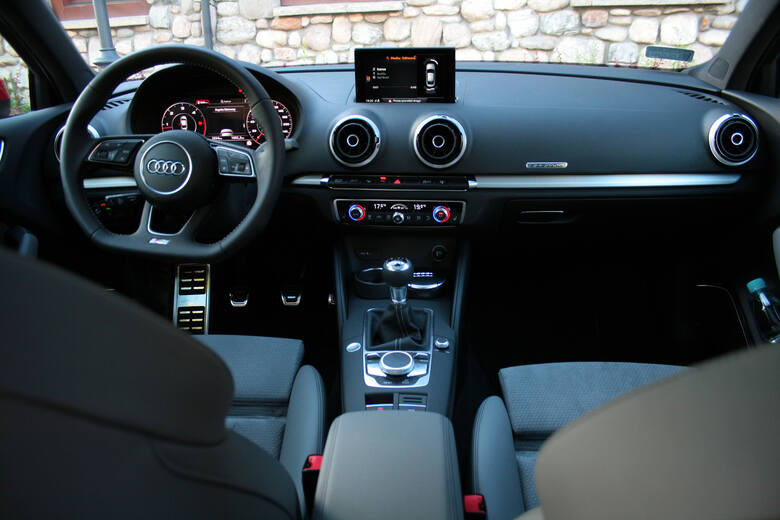 Audi A3 Mówiąc o technice trzeba przede wszystkim wspomnieć o nowym silniku 1.0 TFSI, trzycylindrowym przedstawicielu nurtu zwanego „downsizingiem”.
