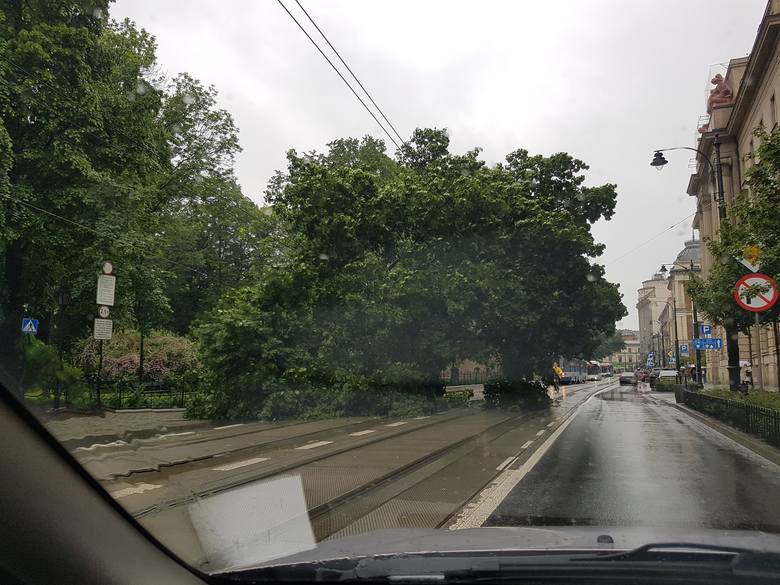 Kraków. Przez cały czwartek drogi w mieście były sparaliżowane. Kierowcy i pasażerowie utknęli w gigantycznych korkach