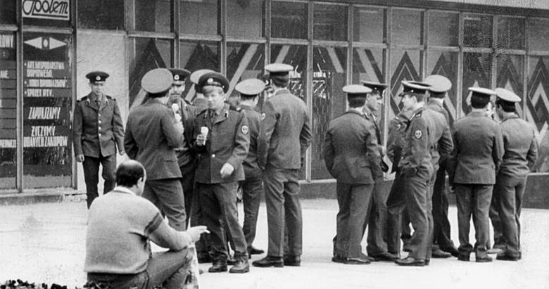 Dolny Śląsk. Żołnierze radzieccy w oczekiwaniu na wyjazd. Rok 1993