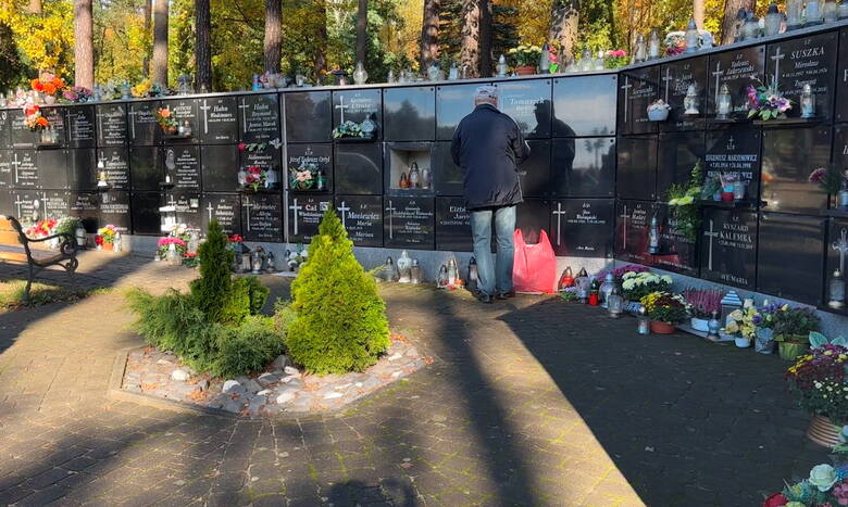Akcja pamięci o żołnierzach AK i instruktorach harcerstwa na zielonogórskim cmentarzu przy ulicy Wrocławskiej