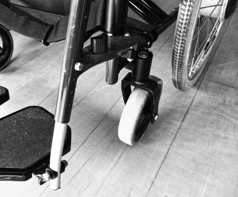 W mieszkaniu osoby poruszającej się na wózków najlepiej zrezygnować z progów oraz dywanów (szczególnie o dłuższym włosiu).