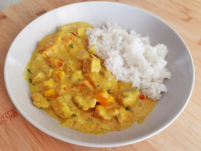 Curry świetnie smakuje z ryżem lub z chlebkiem naan.