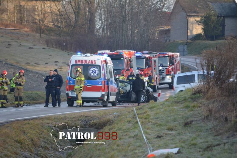 Wypadek w Chełmie na drodze wojewódzkiej 794. Cztery osoby zostały ranne. Na miejscu lądował śmigłowiec LPR