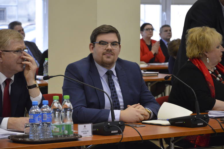 24-letni Paweł Ludniewski wpisał w oświadczenie tylko 16 tys. zł, jakie zarobił od stycznia do marca tego roku w Ministerstwie Rodziny, Pracy i Polityki Społecznej.