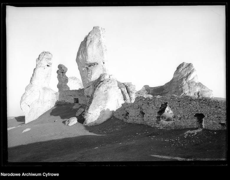<strong>Ruiny zamku Ogrodzienieckiego w Podzamczu. Zdjęcia z lat 1914-1934. </strong><br /> <i>Zobacz kolejne plansze. Przesuwaj zdjęcia w prawo - naciśnij strzałkę lub przycisk NASTĘPNE</i>