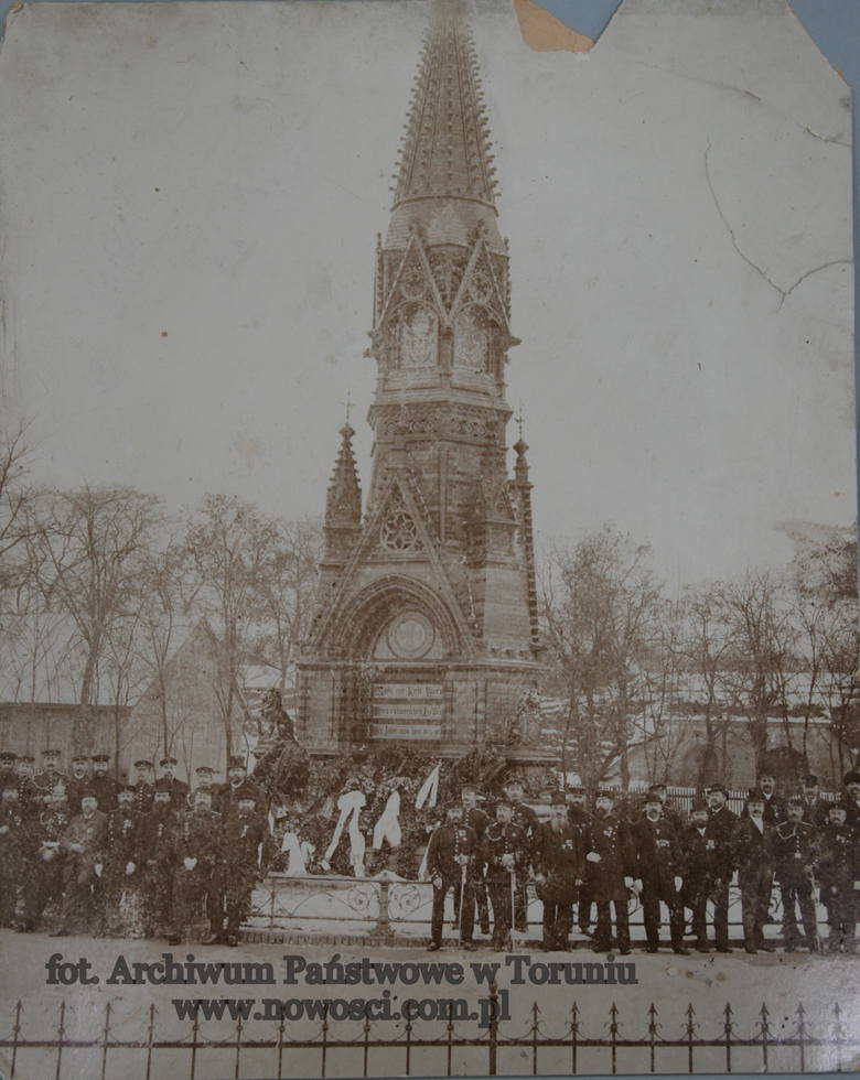 Pomnik Wdzięczności został odsłonięty 9 maja 1946 roku.