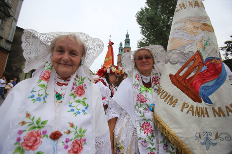 Każdego roku na wzgórzu kalwaryjskim gromadzą się kobiety z całego regionu i kraju. To często pokolenia kobiet i dziewcząt