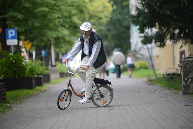 Rower staje się - nie tylko wśród młodych osób - coraz bardziej popularnym sposobem podróżowania po mieście.