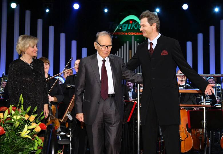 Koncert utworów światowej sławy kompozytora Ennio Morricone (z lewej), laureata nagrody Papieskiej Rady ds. Kultury - Medalu Per Artem Ad Deum w 2012 r. w wykonaniu Orkiestry Filharmonii Świętokrzyskiej pod dyrekcją Jacka Rogali (z prawej).
