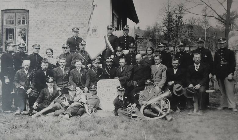 KwiecieńMalec, 1937 r. Przekazanie sztandaru z okazji 10 rocznicy istnienia Ochotniczej Straży Pożarnej. Z tyłu od lewej: Jan Hałat, Stanisław Mitoraj