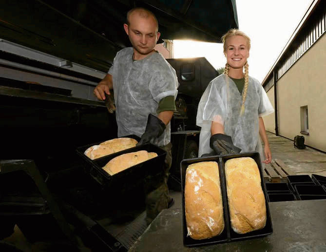 Żołnierze upiekli dla młodzieży kilkaset bochenków chleba
