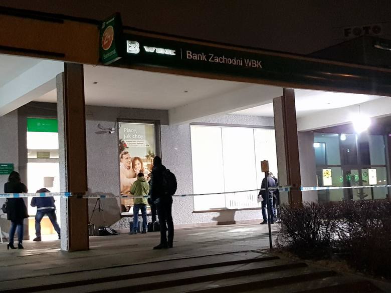 Policjanci zbierają dowody i ślady po napadzie w agencji bankowej przy ulicy Kosynierów Kościuszkowskich w Toruniu