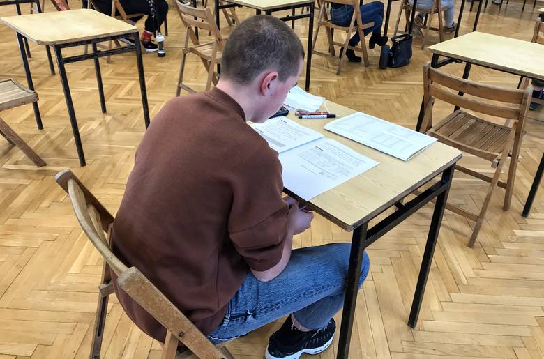 Namiastką prawdziwej matury są próbne egzaminy organizowane w wielu szkołach. 