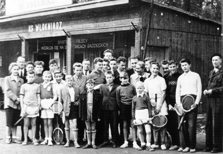 Korty tenisowe w Chełmku, spotkanie, KS Włókniarz - KS Chełmek, lata 50 XX wieku.Dotychczas na zdjęciu rozpoznano: Leona Niziołka (drugi z lewej), Adama