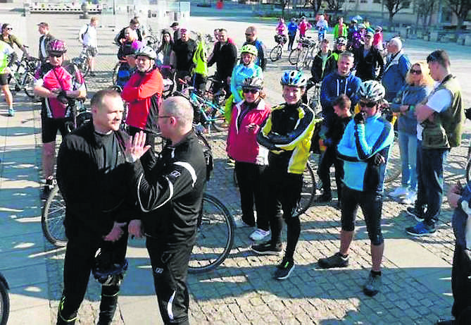 Kwiecień. Ponad sto osób wzięło udział  w Rowerjadzie, zorganizowanej w Ostrowcu na rozpoczęcie sezonu rowerowego.