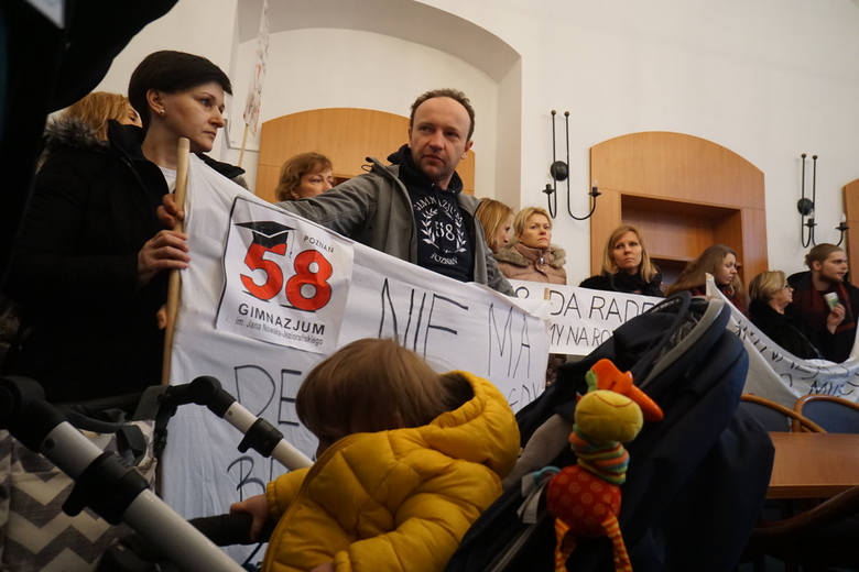 Pod koniec lutego rodzice i nauczyciele z Gimnazjum nr 58 protestowali w Urzędzie Miasta. Radni zgodzili się na ich propozycję