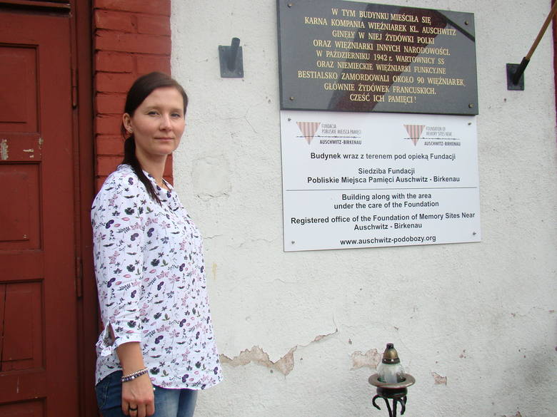 Agnieszka Molenda, prezes Fundacji Pobliskie Miejsca Pamięci pokazuje bojtel, woreczek więźniarki na drobne osobiste rzeczy.