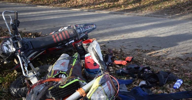 Krwawy efekt starcia motocyklisty z rolnikiem na jednym z leśnych traktów  w okolicy Andrychowa w 2020 r. Użyto noża.