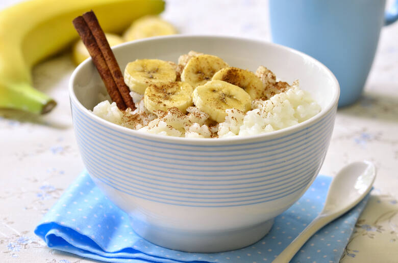 Biały ryż z bananem lub prażonym jabłkiem to danie, które można podać osobie cierpiącej na biegunkę.