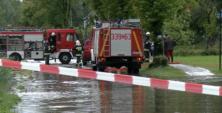 We wtorek w godzinach porannych nad naszym regionem przeszła ogromna ulewa. Trudna sytuacja jest m.in. w Sarbinowie, gdzie doszło do licznych podtopień. Strażacy wypompowują wodę z zalanych ulic i posesji. Zdjęcia otrzymaliśmy od naszego Internauty na alarm@gk24.pl<br /> <br /> W strefie...