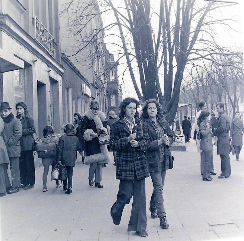 Kwiecień 1974 r. na al. Wojska Polskiego, dziewczyny poczuły wiosnę, ale nie wszystkie zdjęły kożuchy