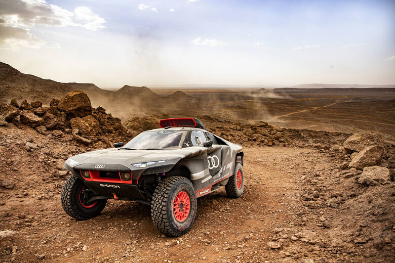 W ramach przygotowań do swego debiutu na słynnym Rajdzie Dakar w styczniu 2022, Audi Sport przez niemal dwa tygodnie testowało Audi RS Q e-tron w Maroku.
