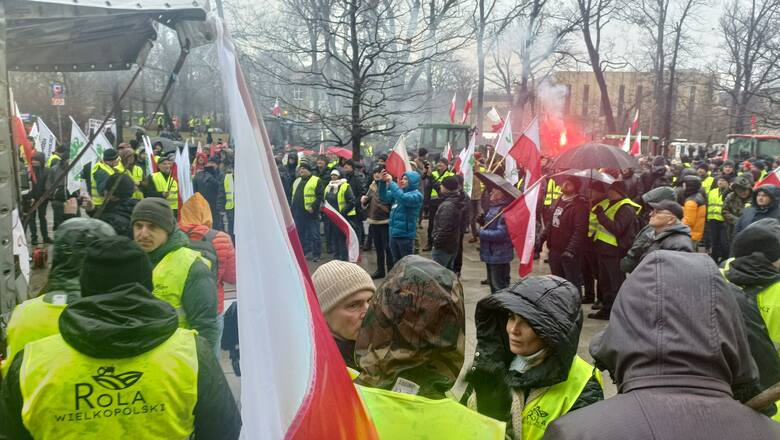 Protest rolników w całej Wielkopolsce. Tysiące wybierają się do Poznania złożyć petycję na ręce wojewody wielkopolskiejWięcej zdjęć ---->