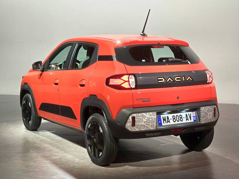 Dacia Spring w teorii miała zrewolucjonizować rynek samochodów elektrycznych. Rumuńska marka postanowiła zaoferować najtańsze auto z napędem elektrycznym