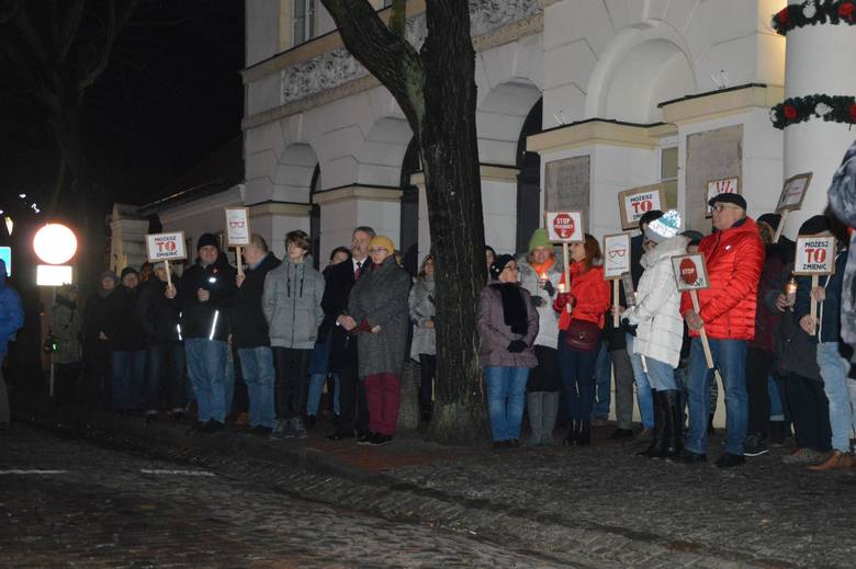 Milczący happening "Stop przemocy" w Łowiczu [ZDJĘCIA]