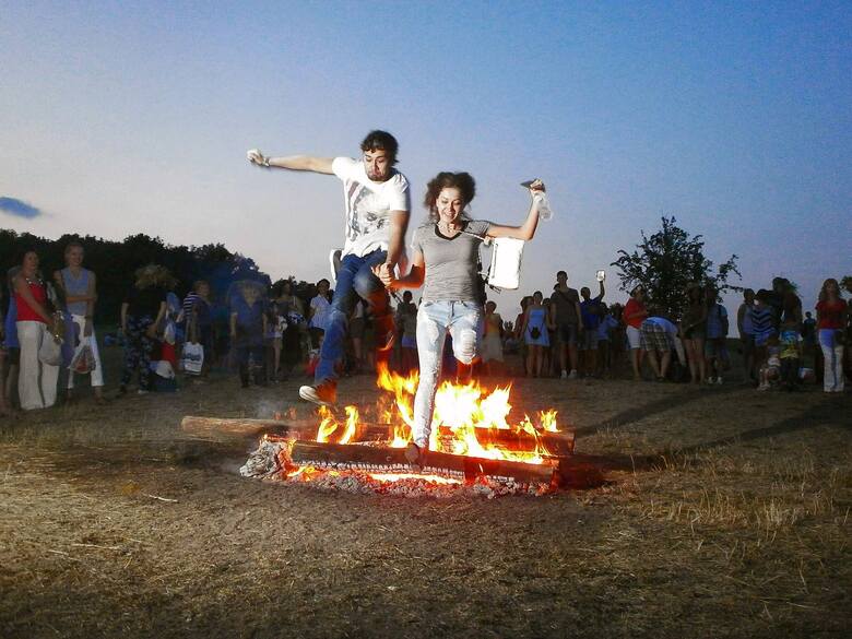 Para skacząca przez ognisko