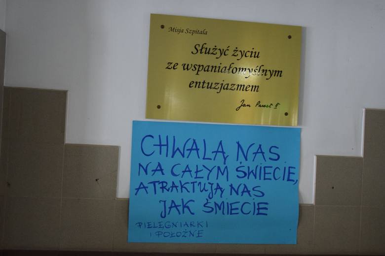 Plakaty informują pacjentów o toczącej się w Wojewódzkim Szpitalu akcji protestacyjnej.