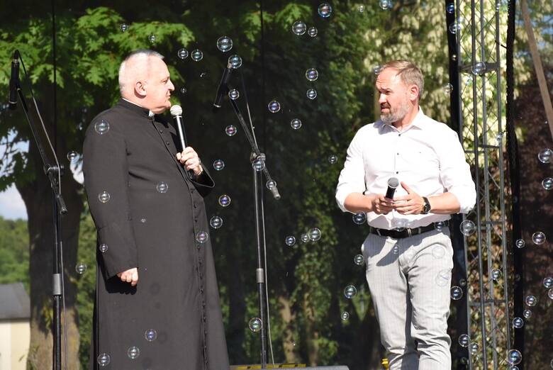 Imprezę poprowadził dyrektor MDK Adam Bodarenko, a gospodarzem spotkania był proboszcz parafii pw. św. Jakuba ks. Robert Mayer.
