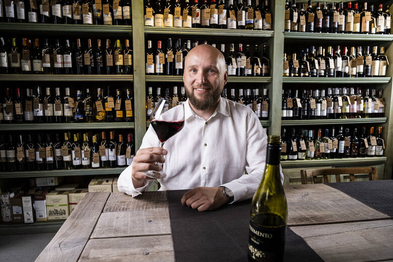 - Pijmy takie wino, jakie lubimy – radzi sommelier, Jarosław Pochłopień, który ponad rok temu stworzył w Toruniu Somm+. To miejsce, w którym nie tylko można kupić wino, lecz także zrelaksować się, degustować i.. zobaczyć sabrage, czyli jak otwiera się wino szablą.<br /> 