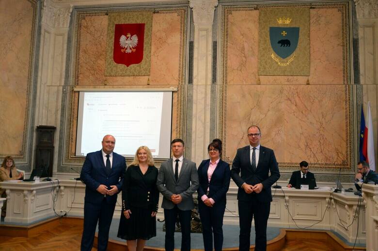 Od lewej: Marcin Kowalski przewodniczący RM, Grażyna Stojak, Paweł Grabas, Monika Jaworska, Wojciech Bakun prezydent Przemyśla.