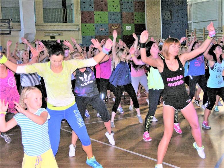 Skierniewiczanki od lat ćwiczą dla swojego zdrowia i urody. Być może stąd się bierze popularność fitness clubów, które w Skierniewicach wyrastają jak grzyby po deszczu. Rezultaty widać gołym okiem na ulicach, zwłaszcza podczas słonecznego lata, które właśnie się zaczyna.