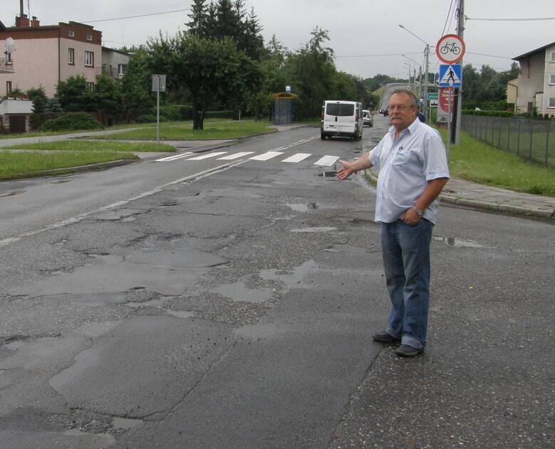 Tadeusz Mazur i mieszkańcy długo walczyli o remont ulicy Fot: Andrzej Skórka