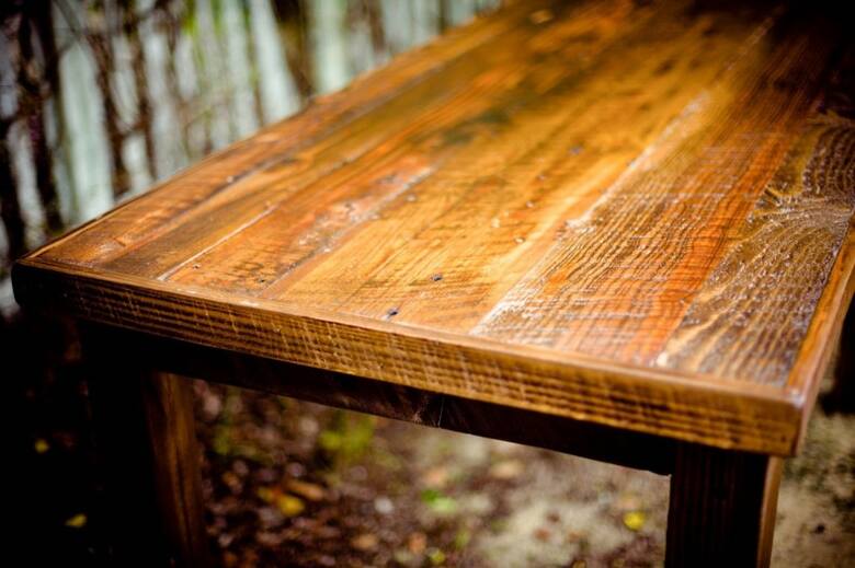 Rysy na drewnianym stole zniwelujemy olejem spożywczym.