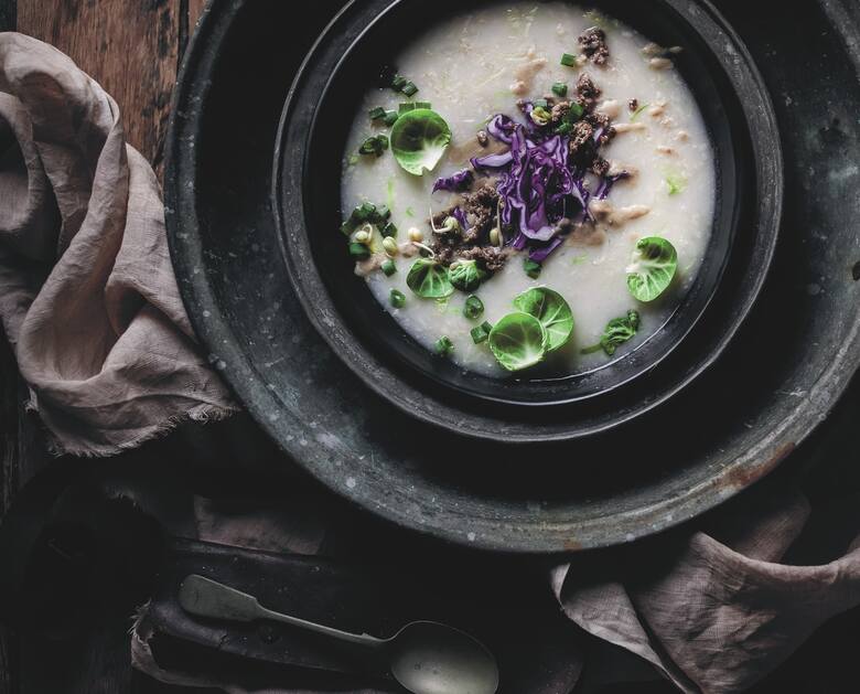 Kremowa zupa owsiano-warzywna to pyszny posiłek o dobroczynnym działaniu dla naszego zdrowia. Zdjęcie i przepis pochodzą z książki Karen Fischer "Kuchnia