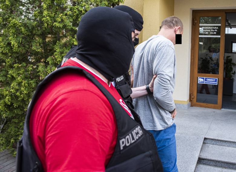 Podejrzany został doprowadzony do Prokuratury Okręgowej w Toruniu, która w poniedziałek przejęła śledztwo w sprawie zdarzeń w Chełmży