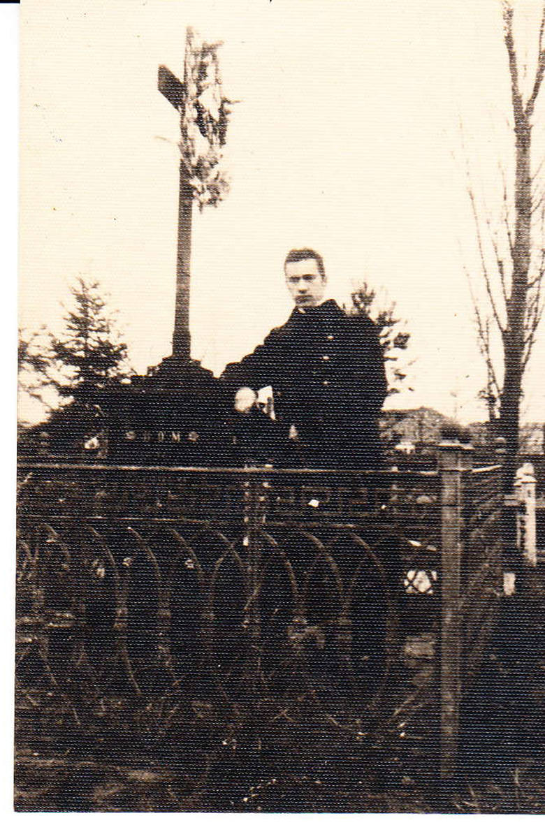 Jan Suszyński, wówczas student Politechniki Kijowskiej, w Sławucie w 1902 roku przy grobie ojca, Stefana Suszyńskiego, zarządcy majątku księcia Romana