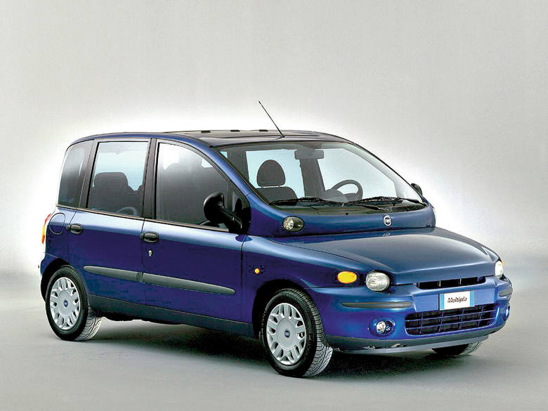 Nikt nie zastanawiał się  nad wysoka funkcjonalnością Fiata Multipla.  Zbyt dziwaczne nadwozie odstraszyło klientów