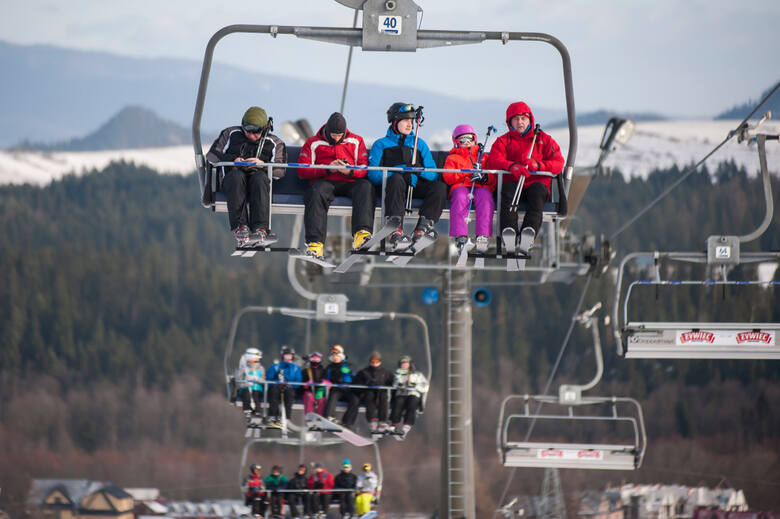 W górach nie brakuje atrakcji. Od nart i snowboardu po relaksujące sesje w spa. Na zdjęciu: narciarze w Białce Tatrzańskiej, 2015.
