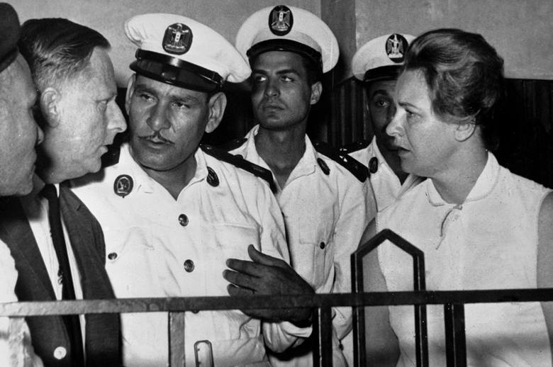 Wolfgang Lotz (drugi od lewej) i jego żona w czasie procesu w 1965 r.